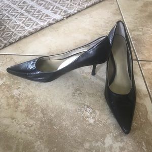 Nine West black leather kitten heels